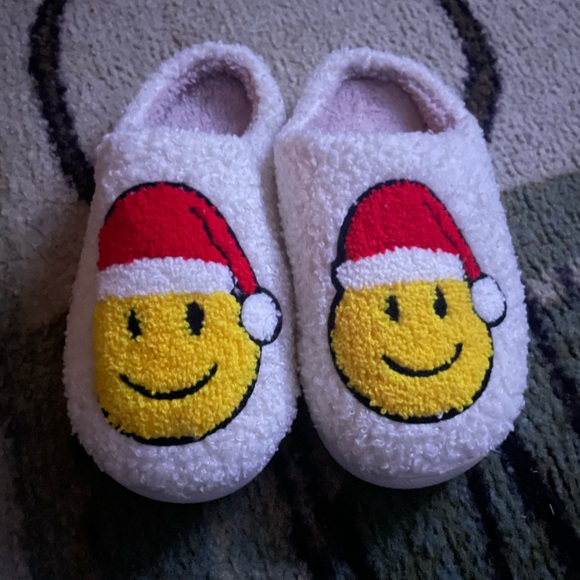 Smiley Face Santa Slippers - Picture 1 of 2